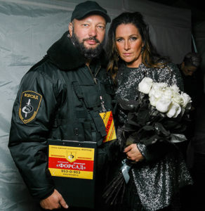 Охрана Йенни Берггрен (солистка группы Ace of Base) во время проведения праздничного концерта на площадке г. Сестрорецк