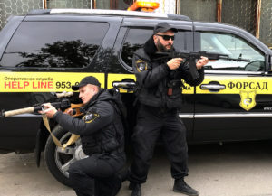 Джип двое с автоматом