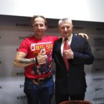 охрана Ивана Охлабыстина во время автограф сессии в книжном клубе Буквоед